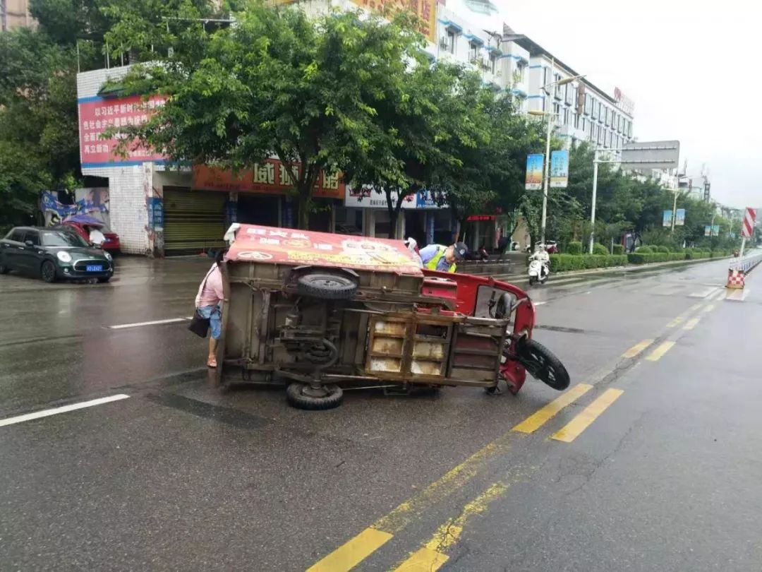 长宁一辆三轮车侧翻在路上,民警立马上前.
