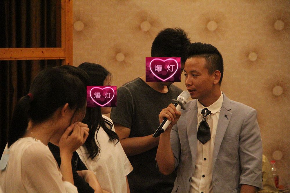 恭喜七夕晚上汕头这两对男女相亲成功男生当场献花