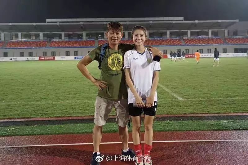 熊伟新的朋友里面有很多足球教练,他们看小熊熙跑得挺快,觉得她有踢球