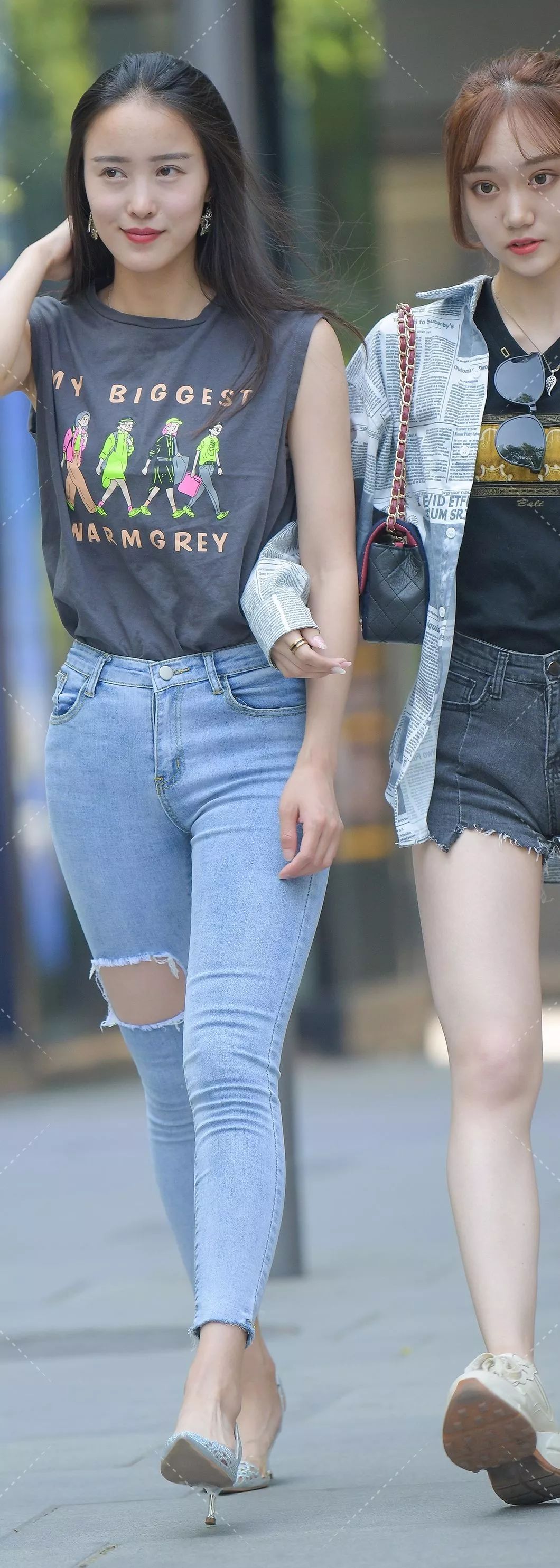 街拍美女小姐姐穿着牛仔裤高抬美腿着姿势没少练吧