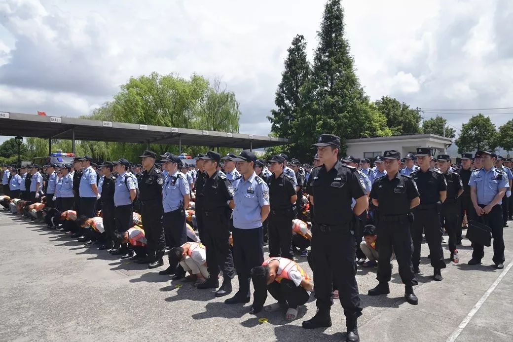 8月8日12时30分许10辆大巴缓缓开进余姚市公安局巡特警大队,经过近50