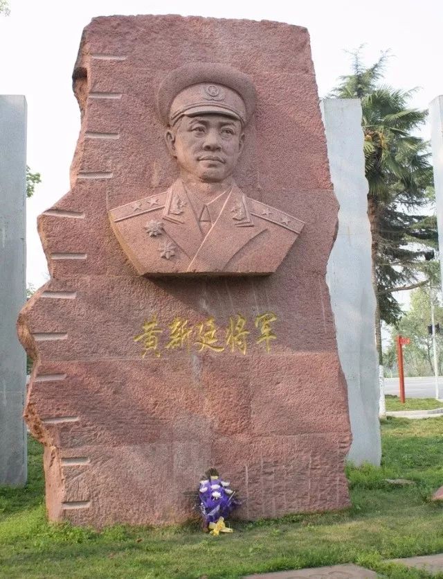 在湘鄂西苏区革命历史纪念园,两人来到爷爷黄新廷中将浮雕下,敬献了