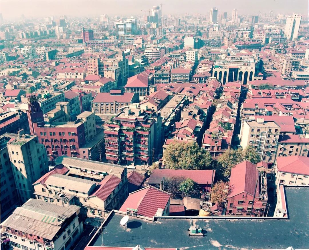 之后,武汉的高楼大厦鳞次栉比武汉迈入千禧年2000年的钟声敲响以后