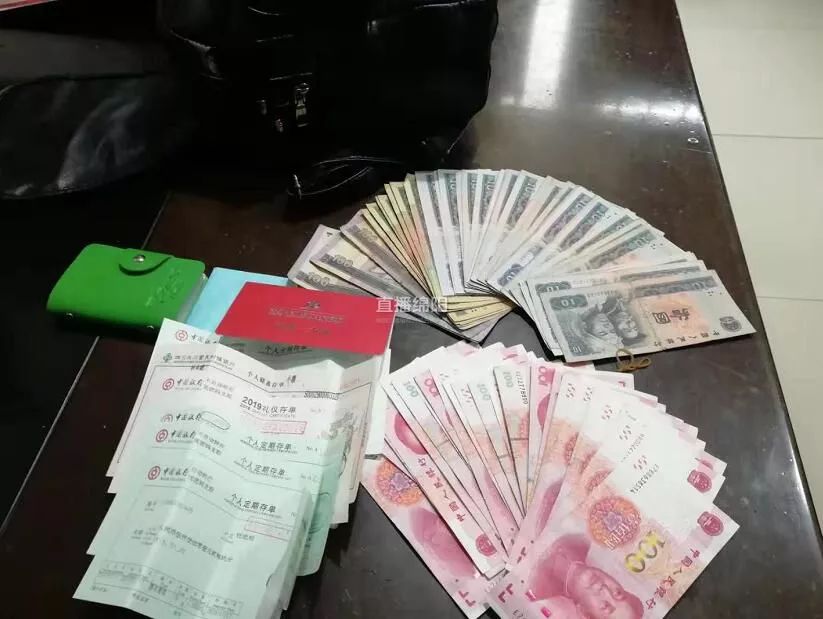 捡到4200元现金 13万元存折!绵阳这个男人急着跑