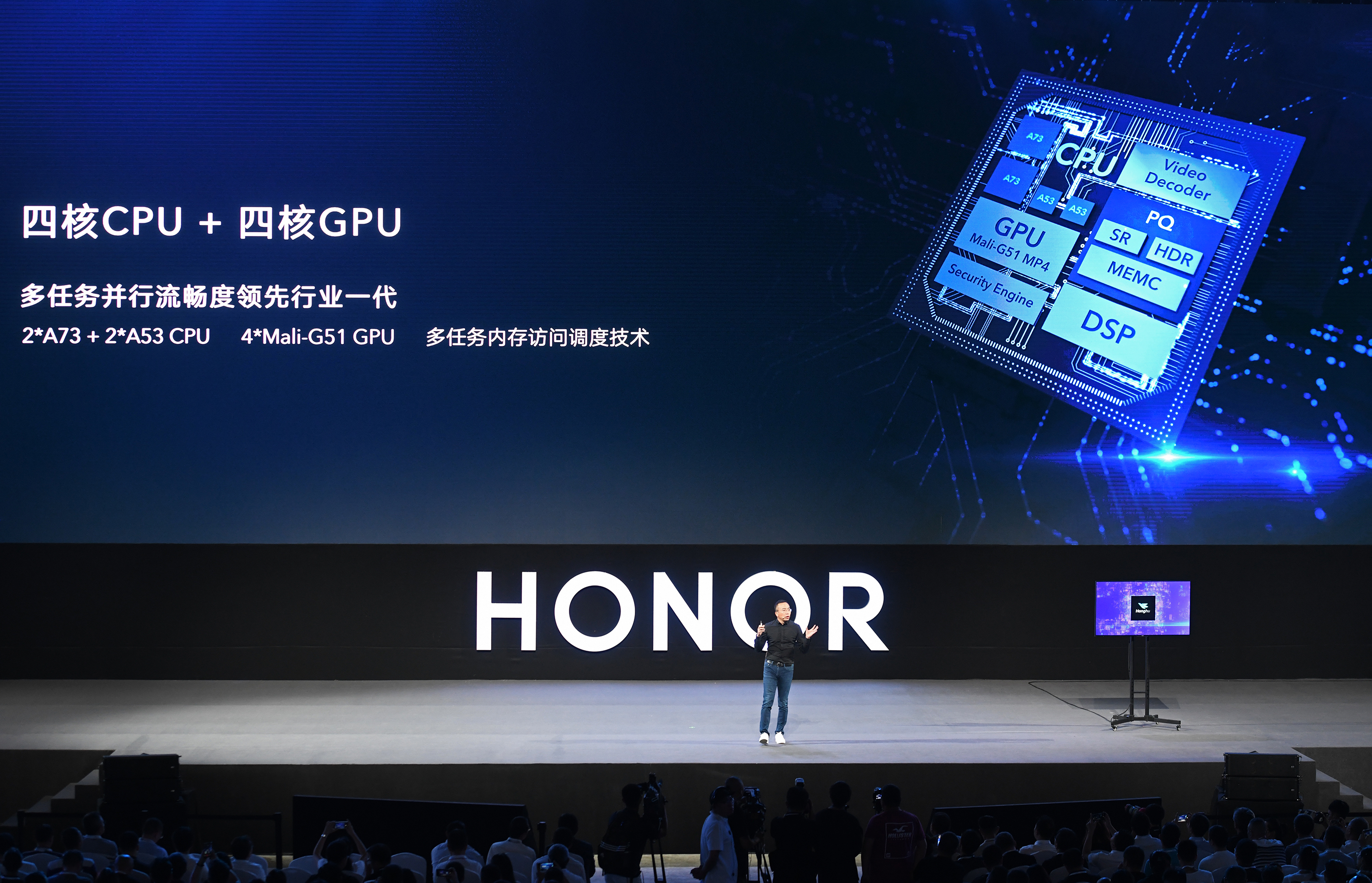 华为公司10日在东莞举行的开发者大会上正式发布搭载鸿蒙操作系统的