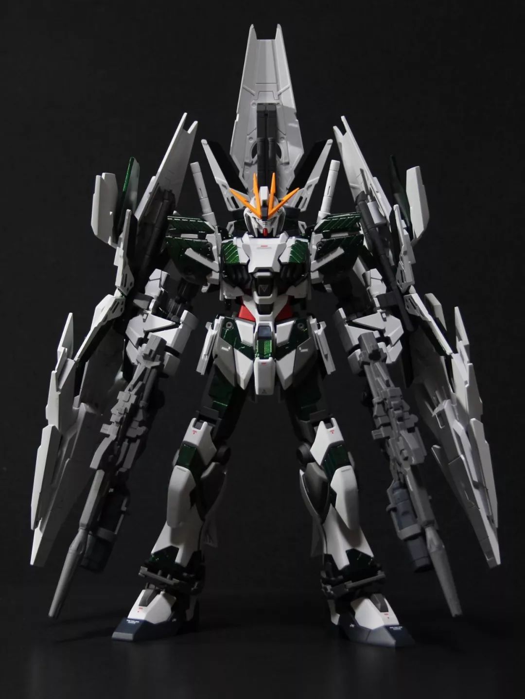 narrative高达配上三个独角兽盾牌可还行