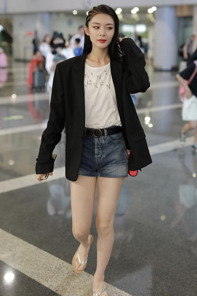 傅菁为博眼球也是不容易,白色抹胸搭配短裤,也不怕尴尬的事发生