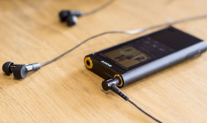 索尼zx300a还支持ldac蓝牙传输协议,可以通过蓝牙传输接近无损音乐的