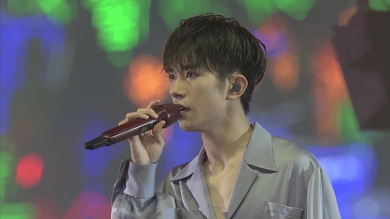 其次,粉丝透露,易烊千玺的麦克风似乎出现了问题,声音特别的显小.