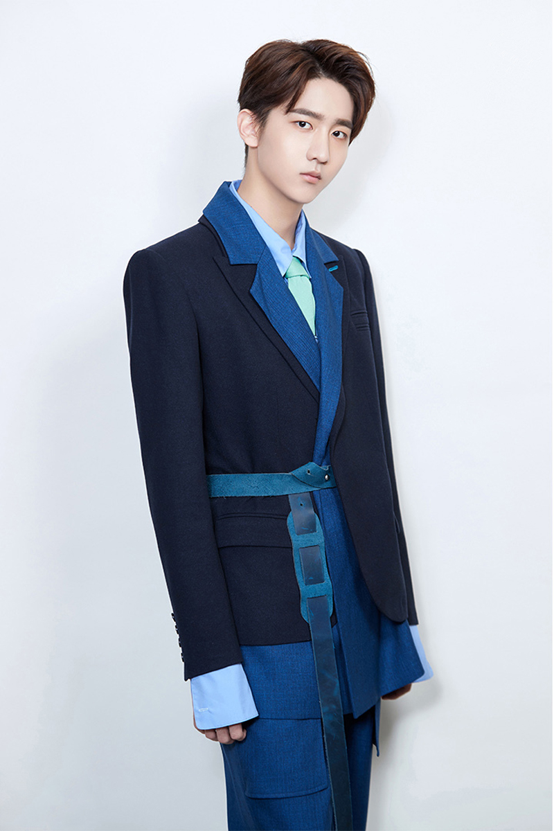 r1se全员工装风来袭西装配衬衫穿出满满少年感哪位是你蓝朋友