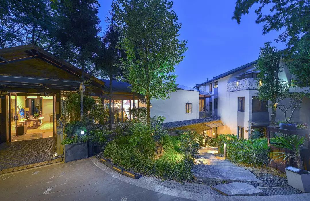 青城山赏青城美景品别致下午茶尊享汉服show漫步五柳庄更有无边泳池等