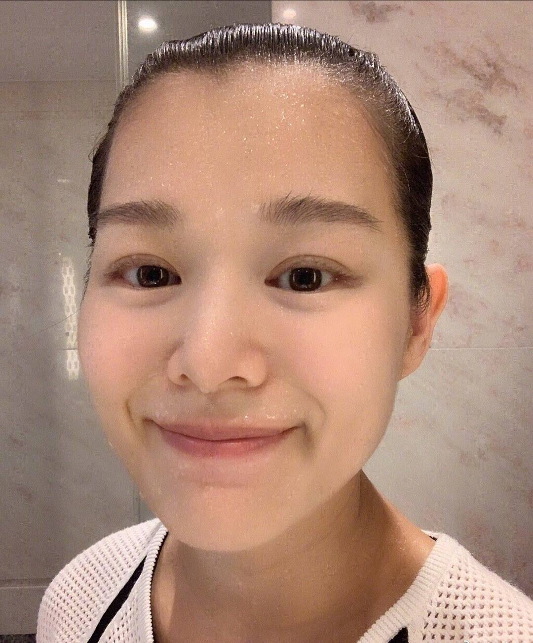 出一身汗,很舒服,加油",并晒出了一张运动之后的素颜照,照片中胡杏儿