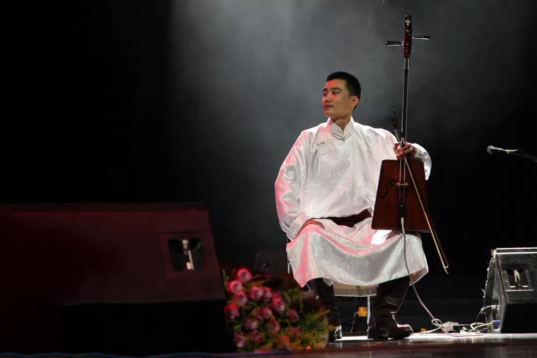 非遗乐器现场斗琴67织谣斯琴格日乐演唱会真的high爆了