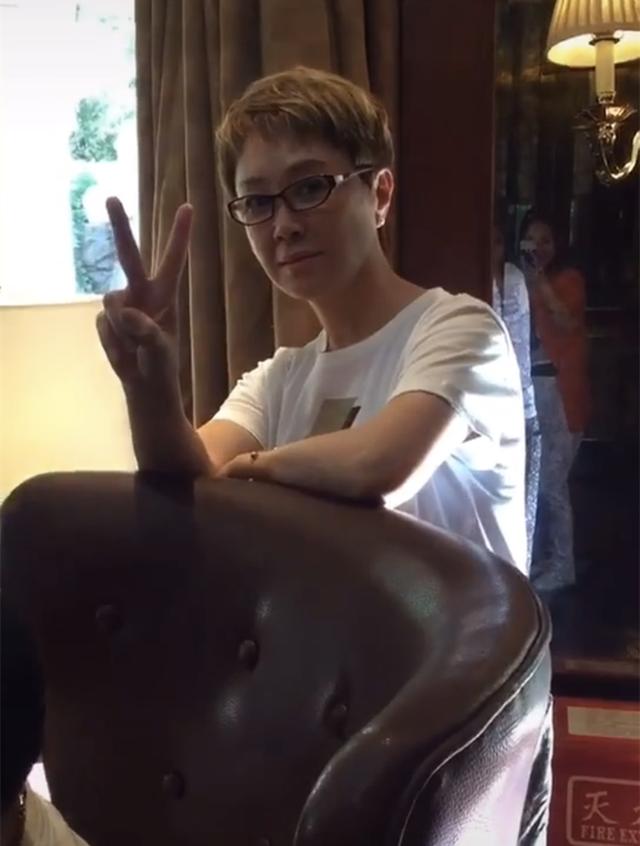 55岁傅艺伟近况素颜憔悴染黄发打扮简朴跟友人讨论电影项目