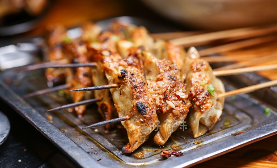 偏科严重的烧烤店,老板靠镇店"烤三宝",还债买楼走上人生巅峰