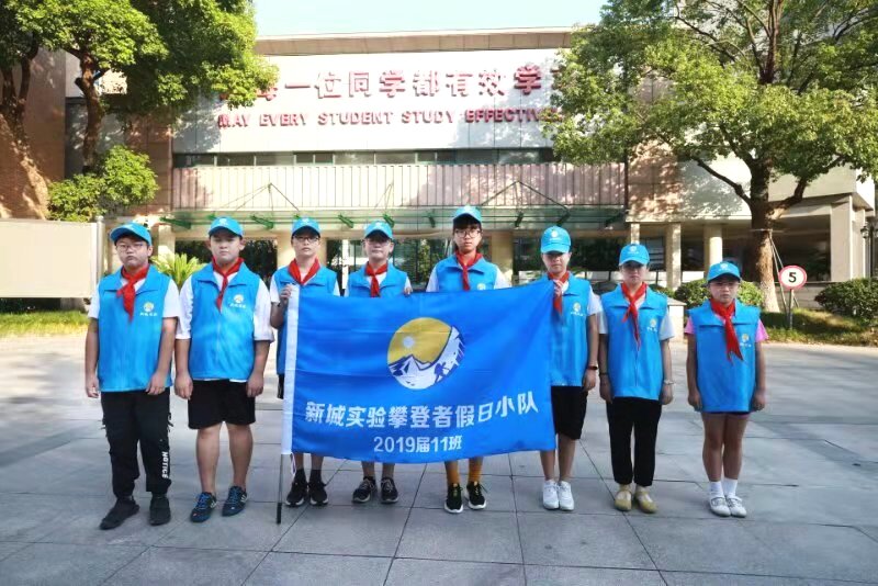 垃圾分类娃娃在行动杭州钱江新城实验学校711班假日小队学习宣传桶长