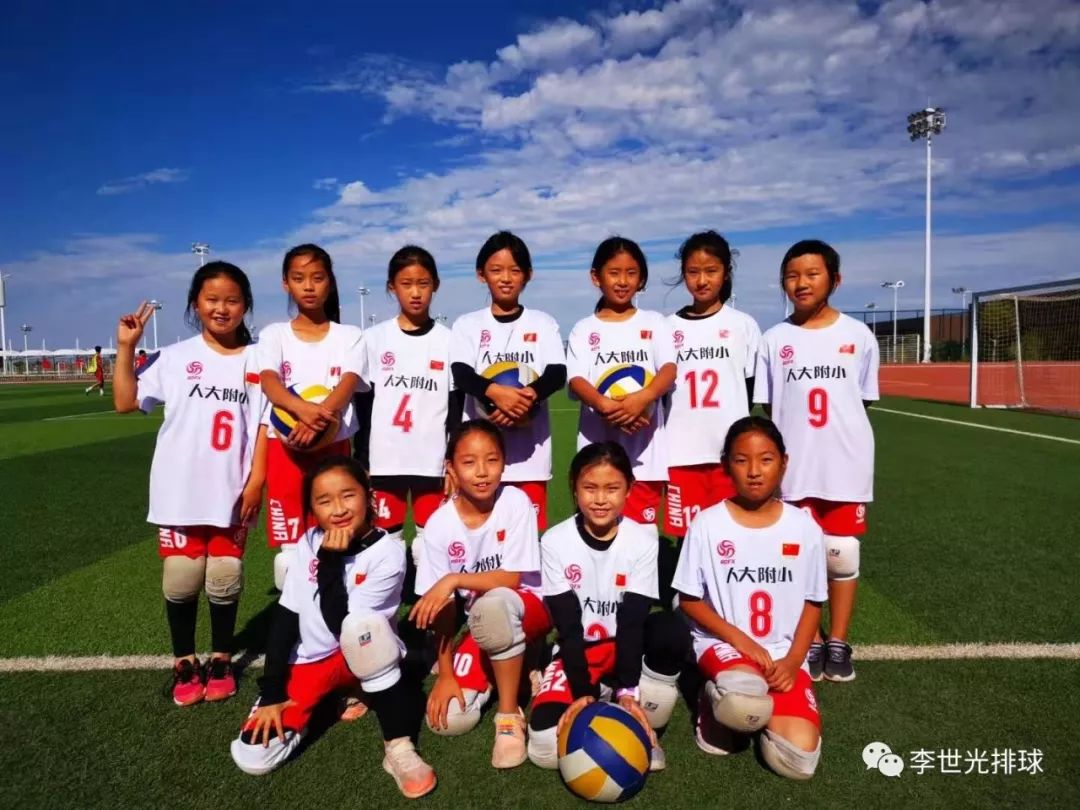 67人大附小排球小将勇夺三冠