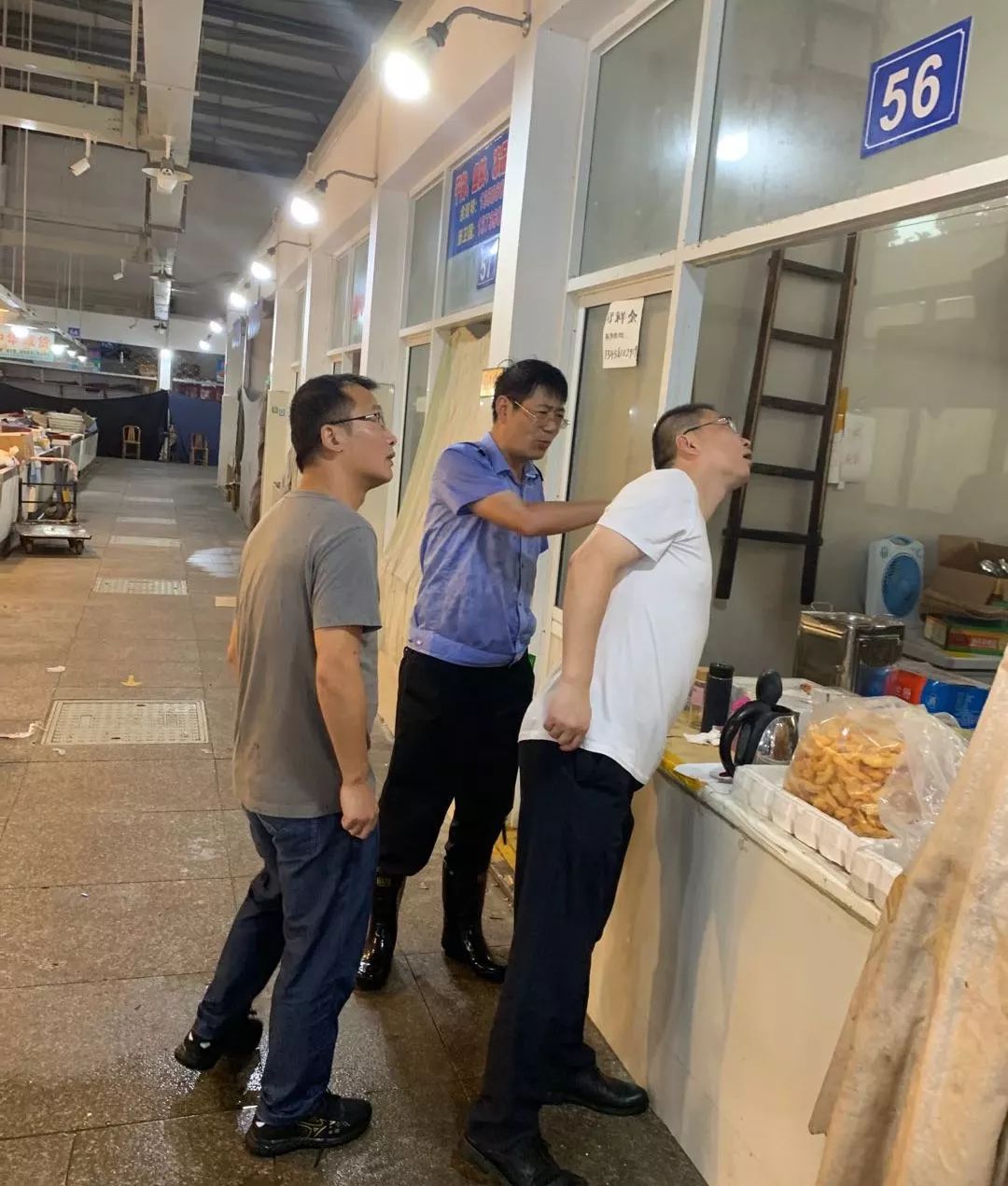 徐颖峰局长带队赴各市场查看货源储备情况△商贸管理科同志指导各
