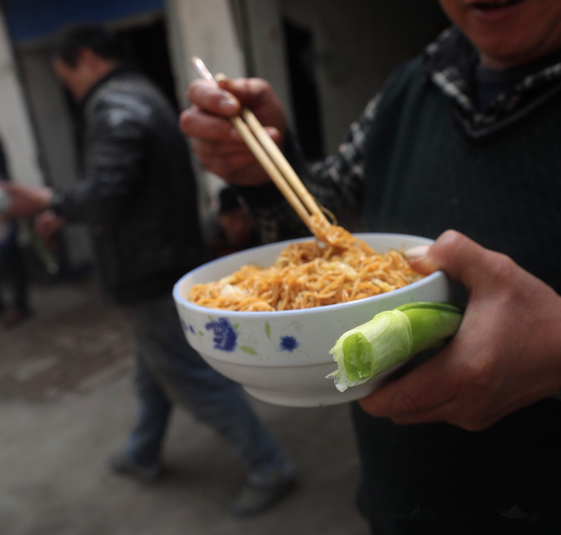 人为了生活在城市辛苦打拼,你有什么理由看不起他们?