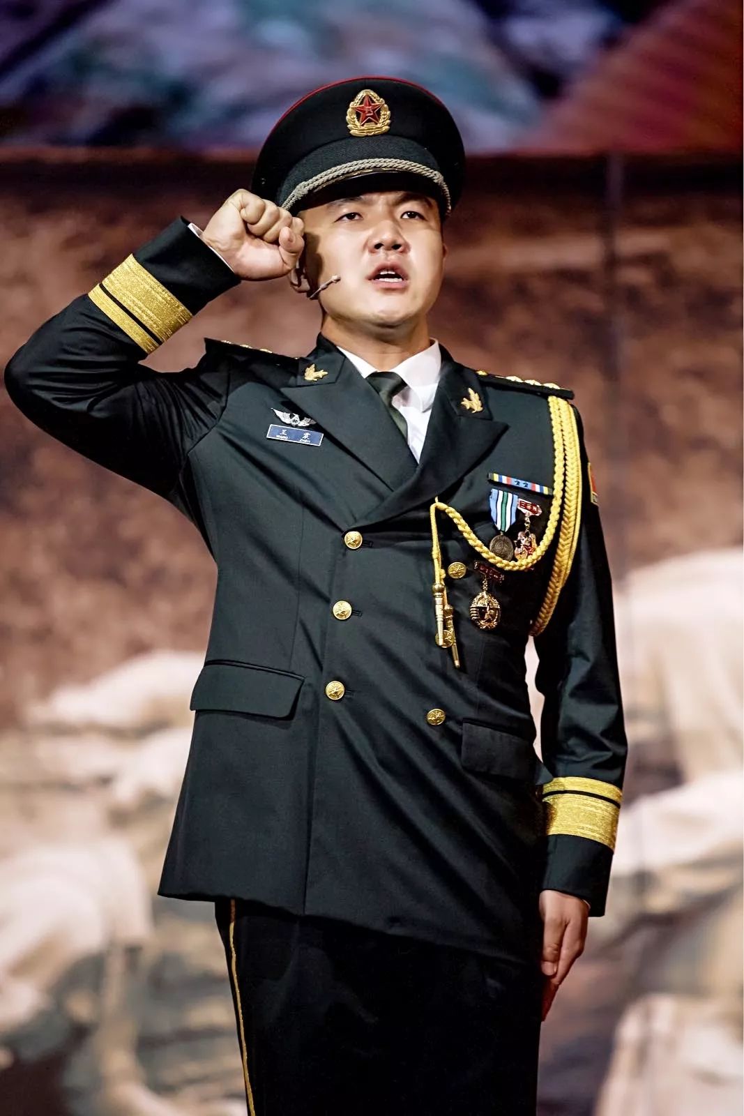 强军精武河南兵王震用必胜信念染红战旗