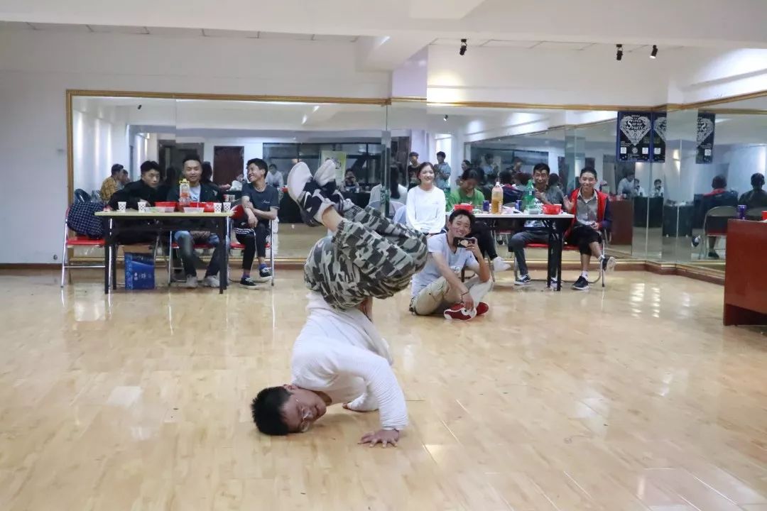 国旗飘扬在雪域高原收获