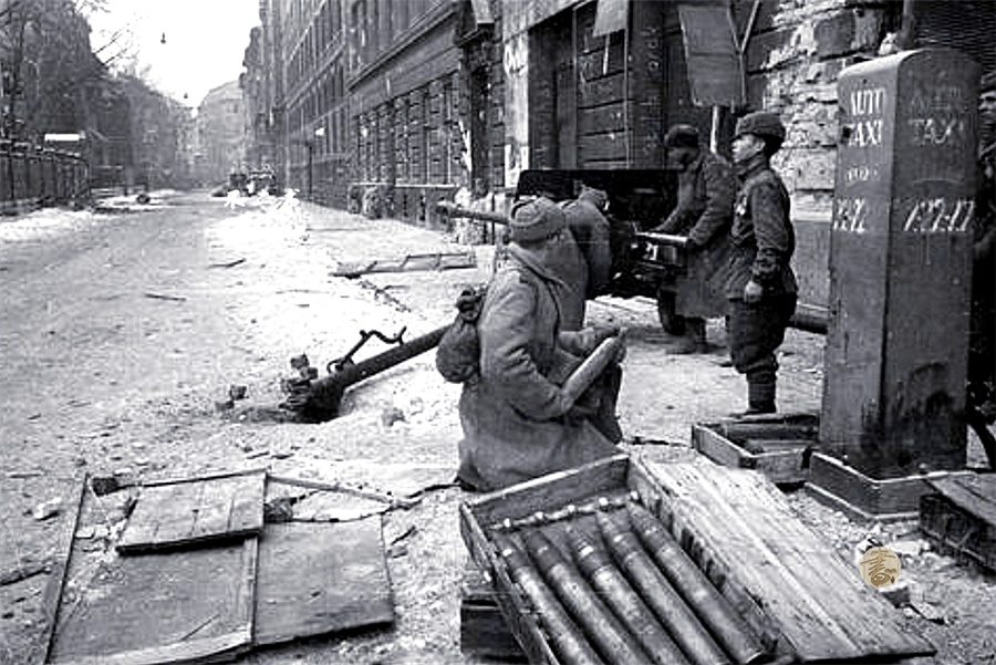 老照片苏军解放匈牙利50天围城战超十万人殒命血流成河