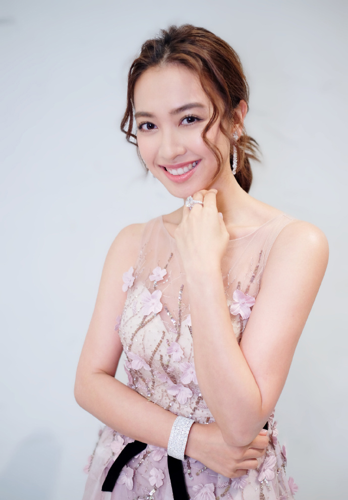 原创31岁朱千雪巴厘岛大婚,80位亲友齐见证,婆婆亲手送上特制媳妇茶