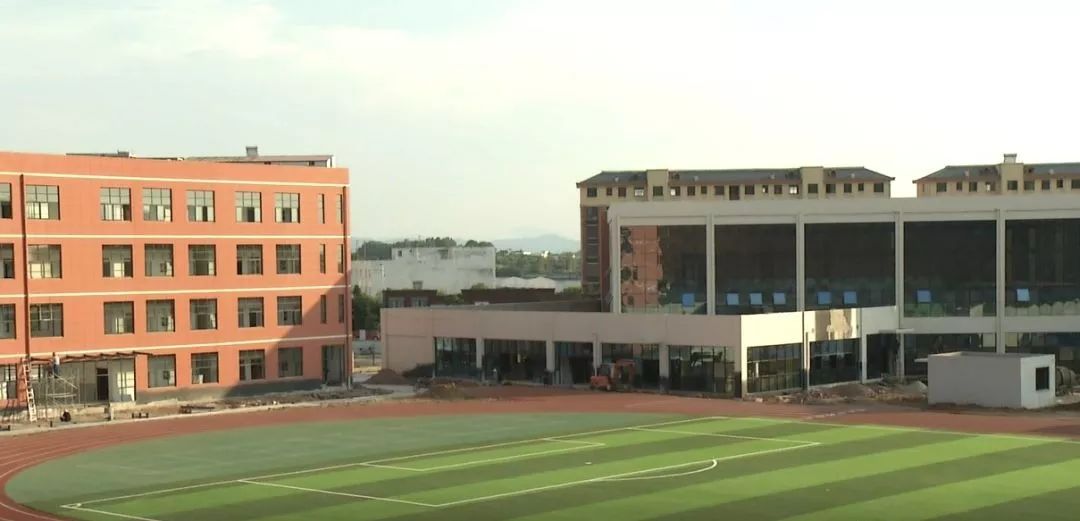 彭泽珍珠湖小学:工人们挥汗如雨 建设美丽新校园