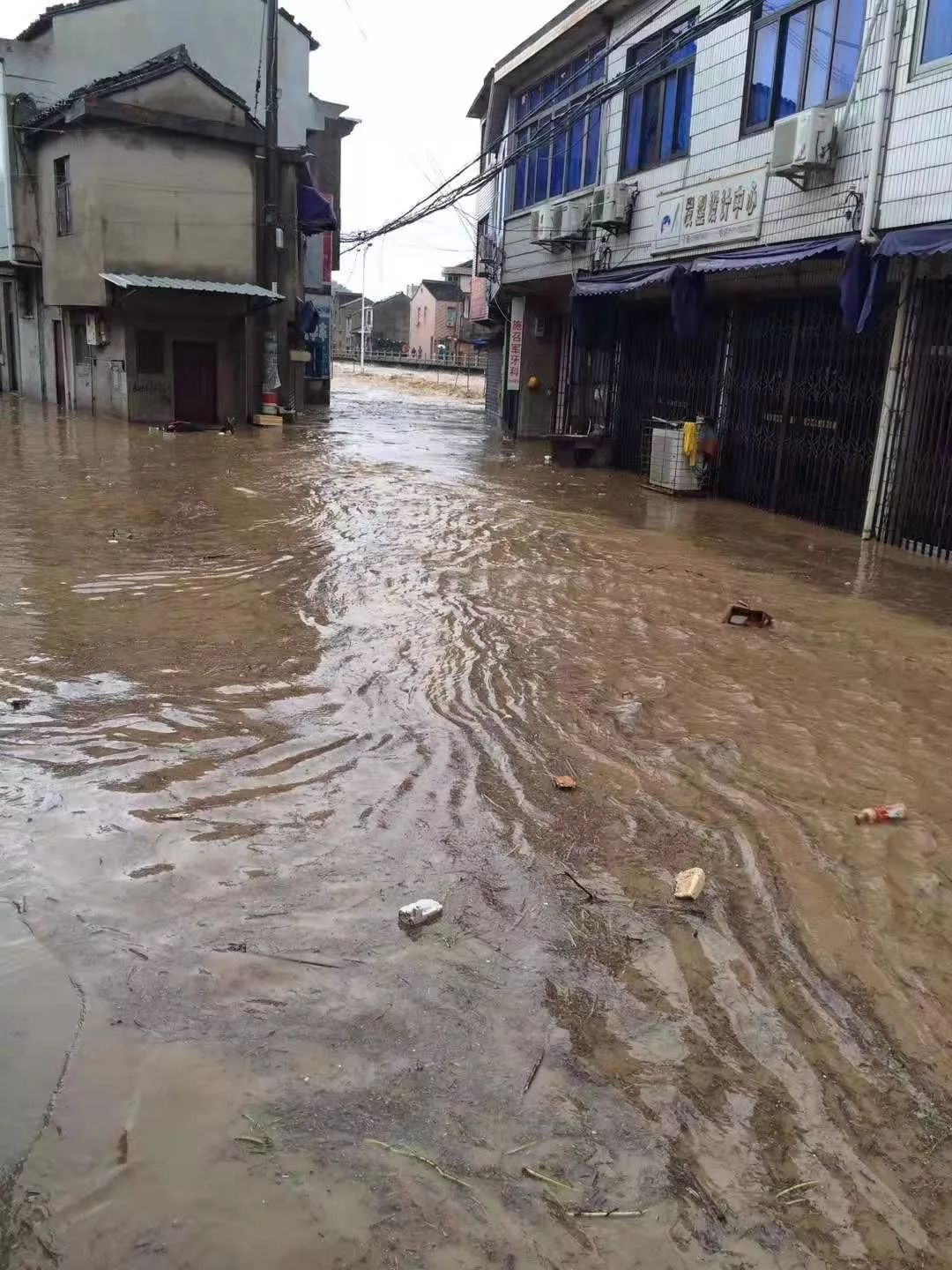 紧急提醒:宁波今天有暴雨到大暴雨!多条道路积水,尽量少出门!