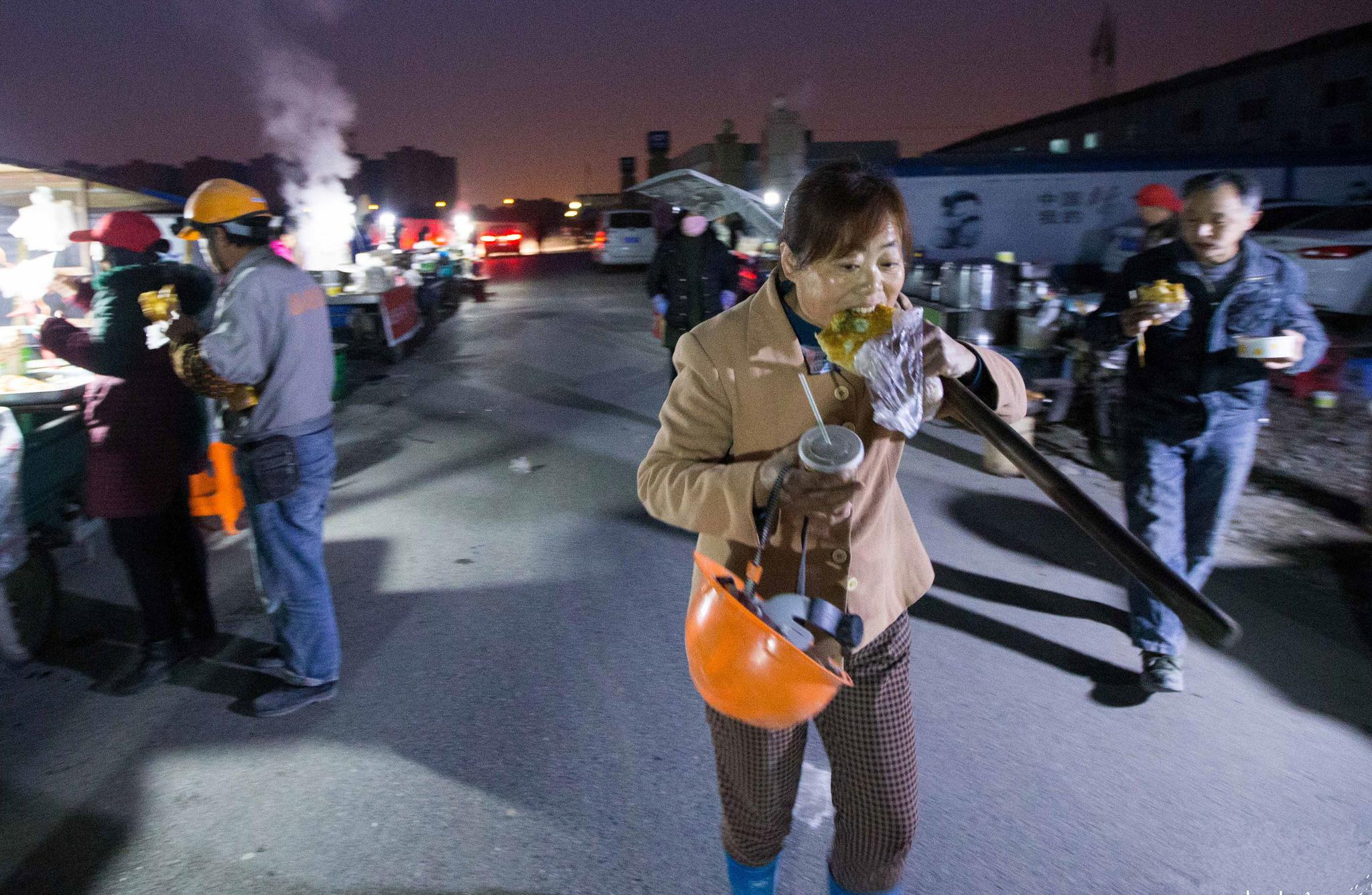 人为了生活在城市辛苦打拼,你有什么理由看不起他们?