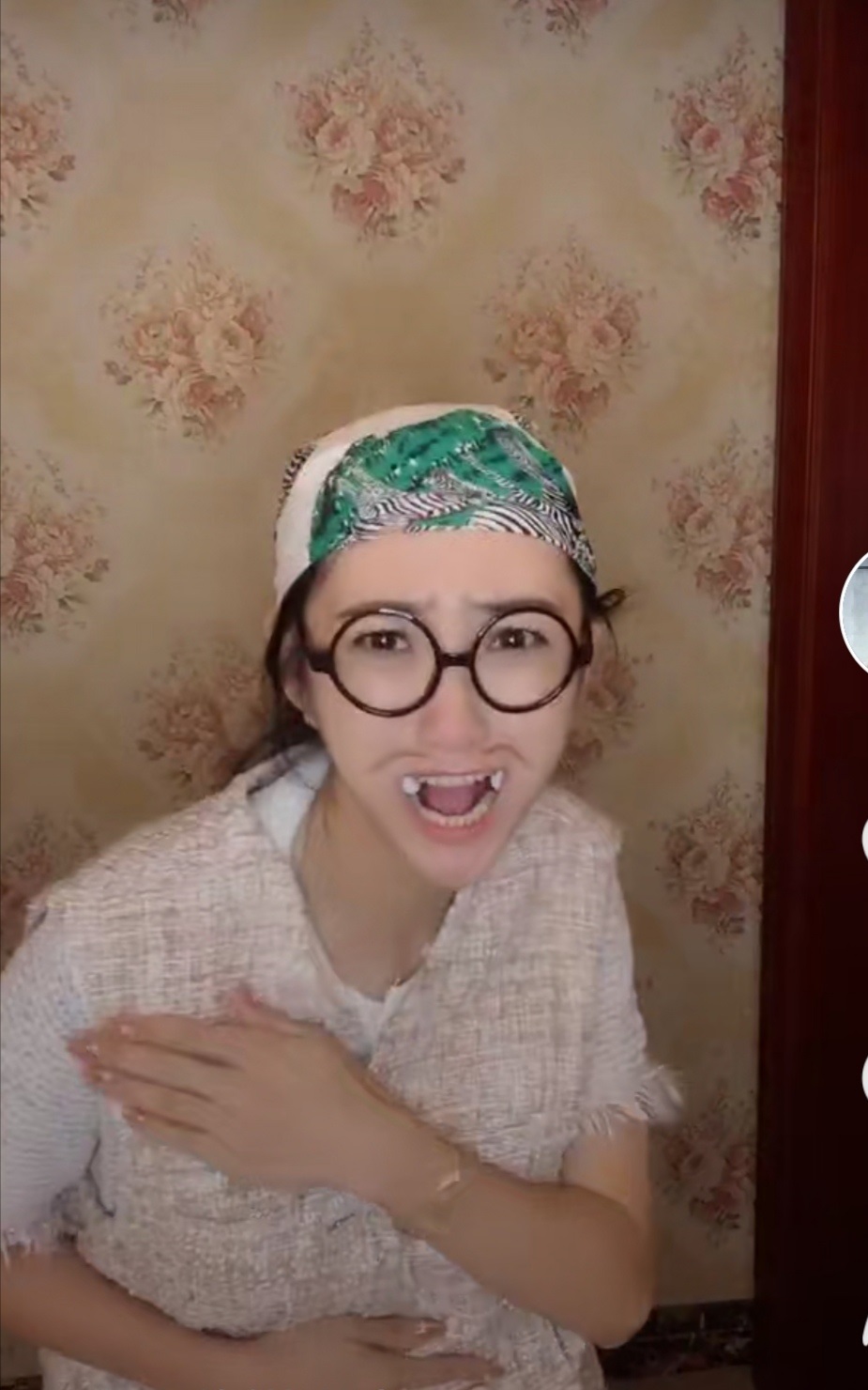 原创王小蒙恶搞模仿赵本山与范伟鞋拔子脸笑哭网友