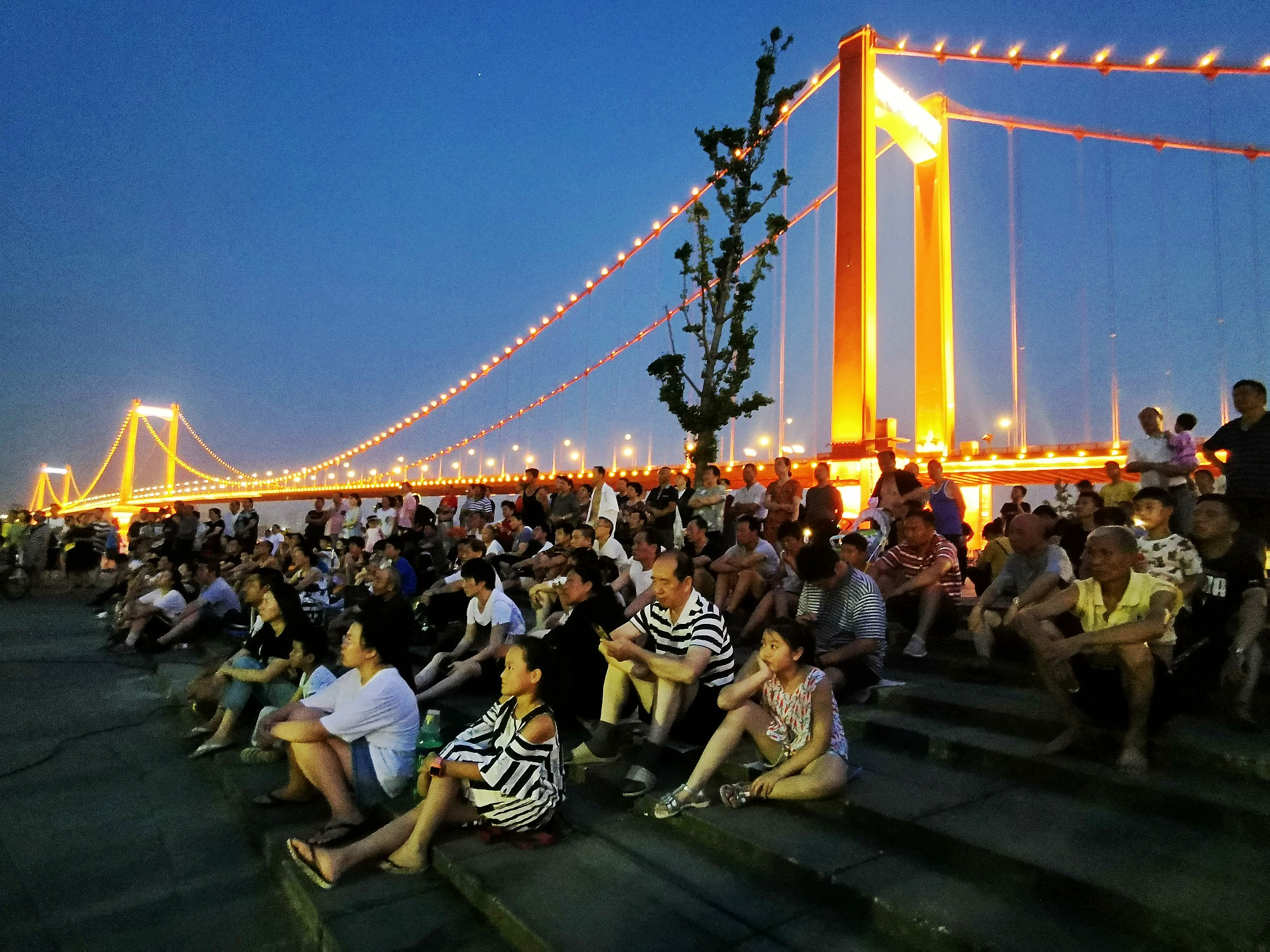 汉阳:鹦鹉洲头 观影纳凉 红色文艺轻骑兵 大片送到江滩来