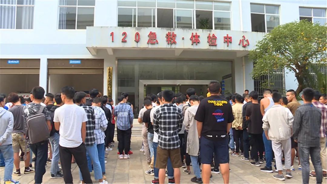 8月8日,记者在丘北县人民医院征兵体检站看到,广大应征青年排着整齐的