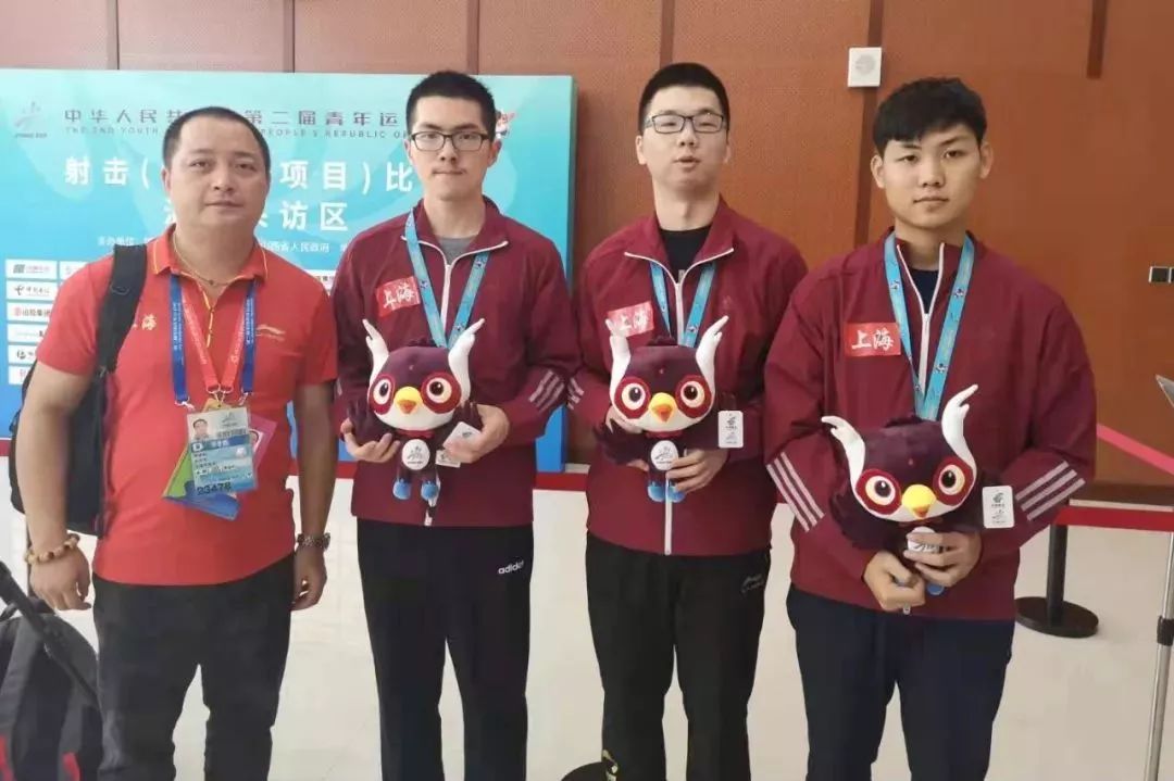 击剑在男子花剑个人(体校年龄组)的比赛中,上海队的薛晓龙获得银牌.