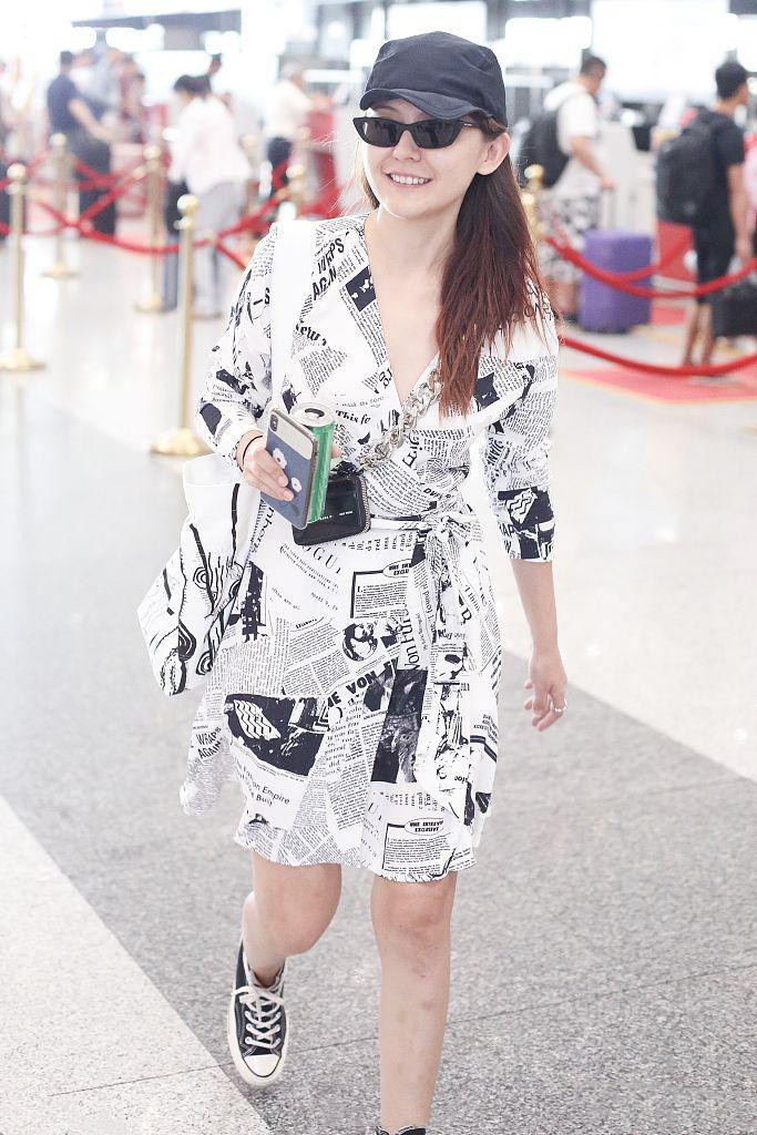 热依扎走机场暴露身高了,穿1千7报纸裙166cm变156cm,腿粗得真实