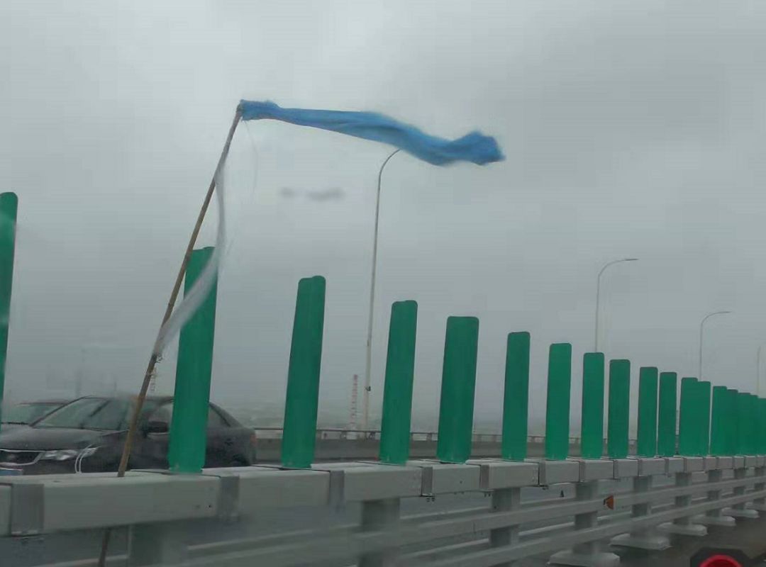 苏通大桥货车被吹倾斜!"利奇马"今夜到南通】_台风