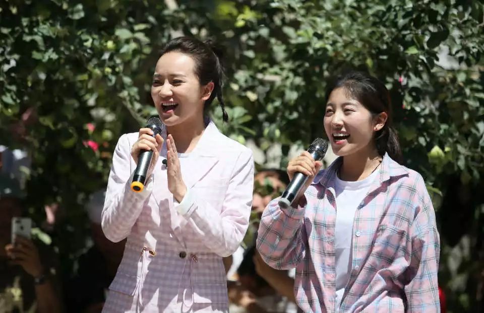 歌手陈燕妮与村民互动演唱