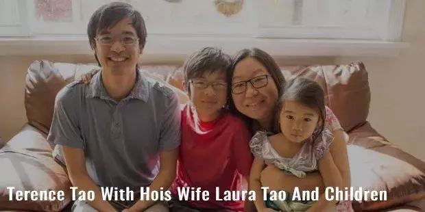 陶哲轩一家四口的合影在ucla任教期间,他认识了现在的妻子,比他小三岁