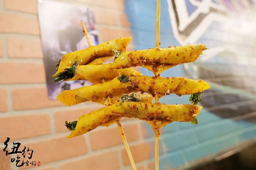 豆皮的厚薄,搭配的蔬菜,烤制的口感,佐味的醬料……都影響了烤豆皮的