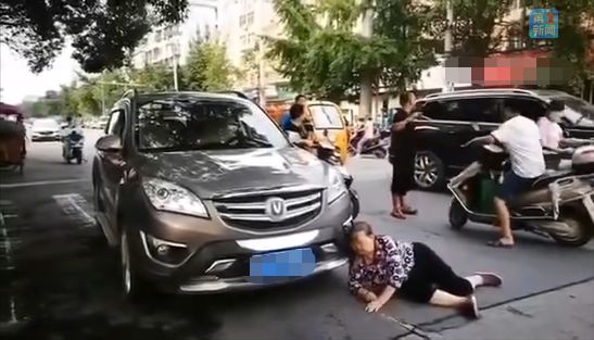 老太太倚靠在车边随后疑似"自残式碰瓷"用头数次撞向汽车目前汉中汉台