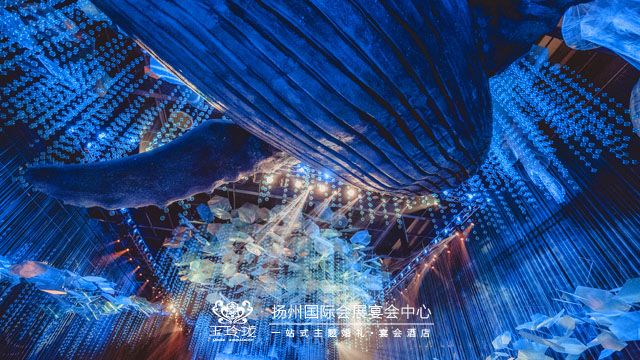 1心海厅传达了新郎对新娘的最高尊重提取了凡尔塞宫与钻石皇冠的线条