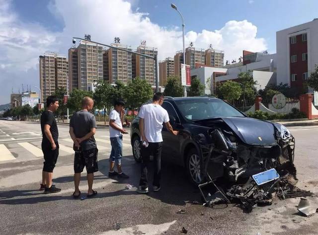 一身冷汗卡宴与罐车相撞维修费吓傻路人