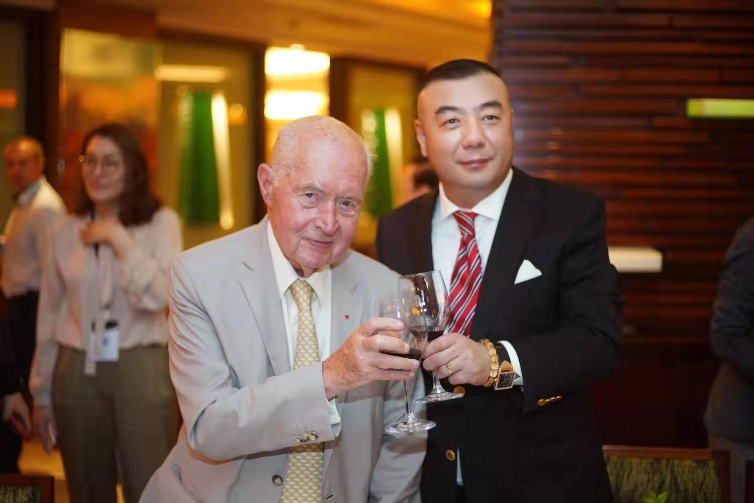 国际友人做客当代著名书法家潘兴东家 共同交流中国传统文化