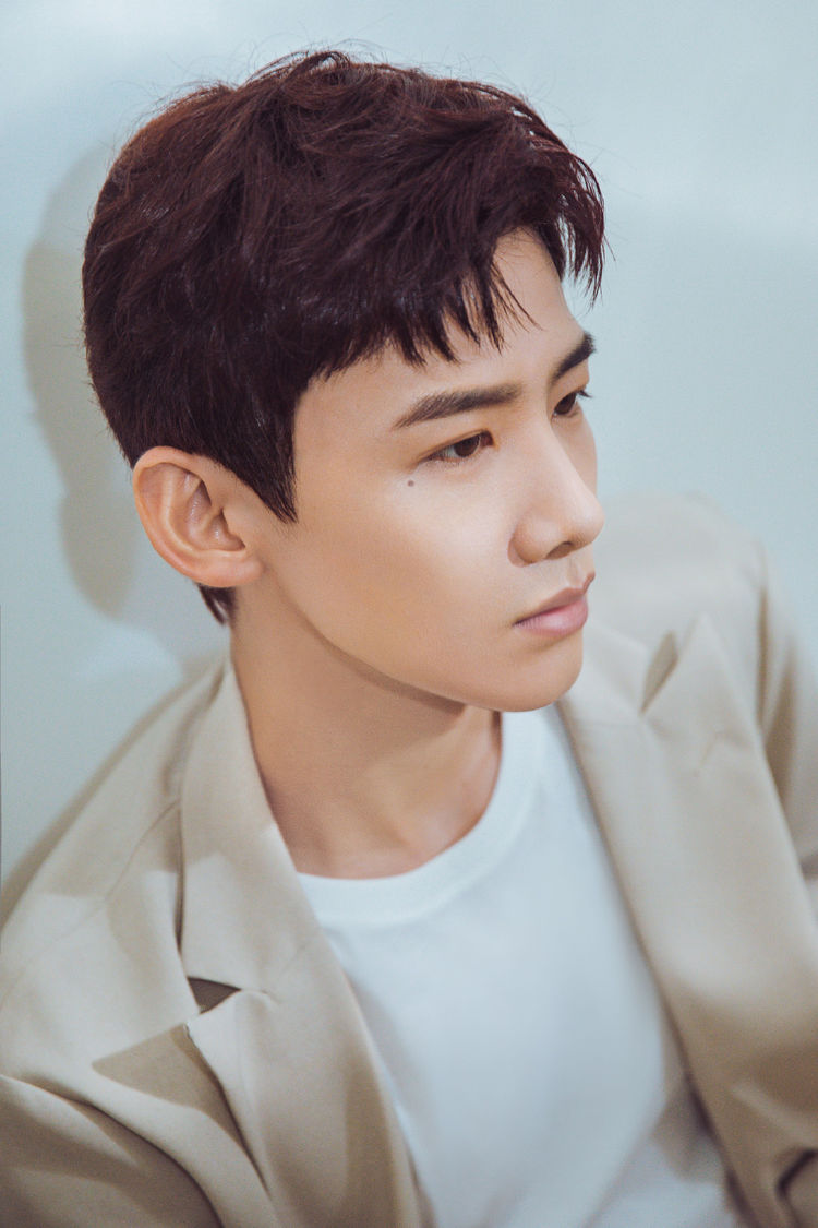 原创白敬亭终于不"刚"了,穿一件米色西装好温柔,25岁尽显暖男气质