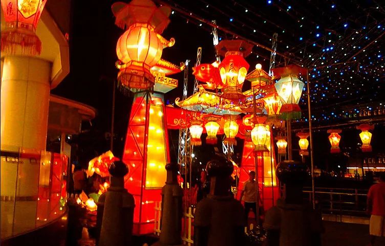 马来西亚的华人,欢庆中秋佳节大过天,节日当天,他们必定要做的三件