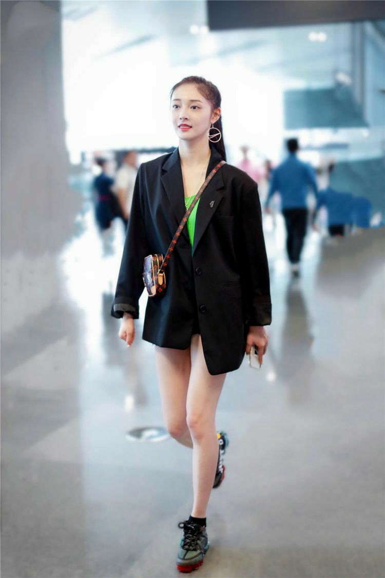 周洁琼在机场穿搭穿西装造型下身玩失踪感扎马尾清新谁看不喜欢呢