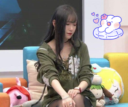 cf再现美女解说套路,短裙 黑丝不够,摄影师举动被赞明智