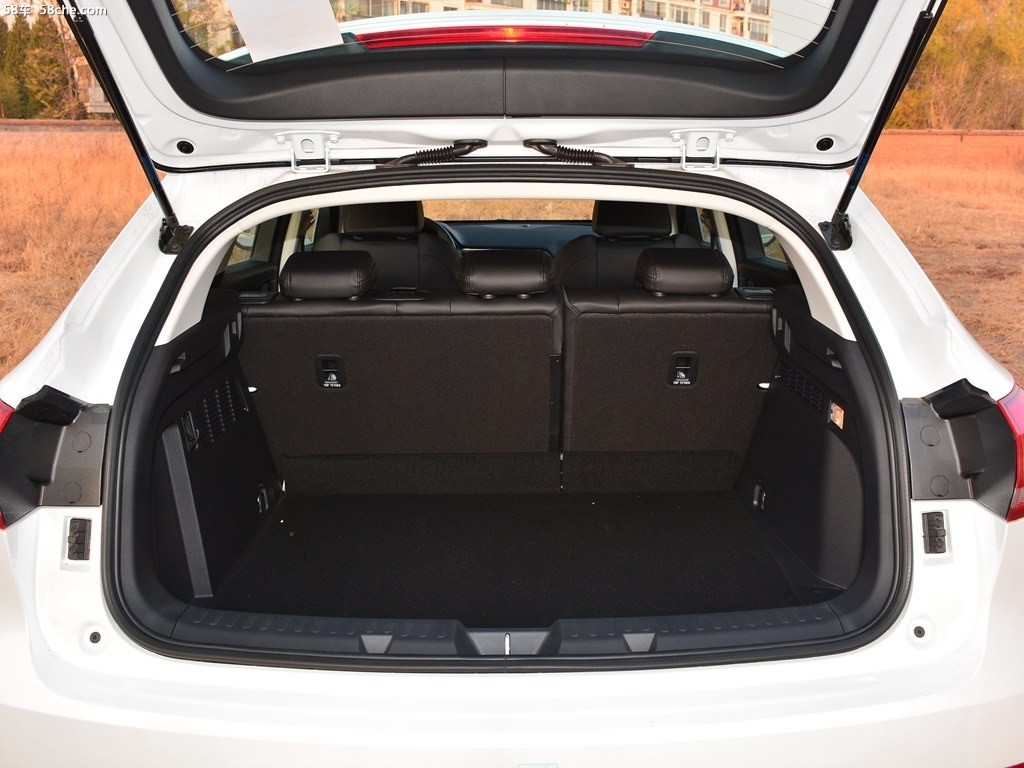 后备箱隔板下是随车工具及一只非全尺寸备胎.