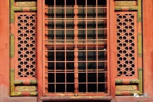 百科正方格窗寓意建筑的主人正直而富有