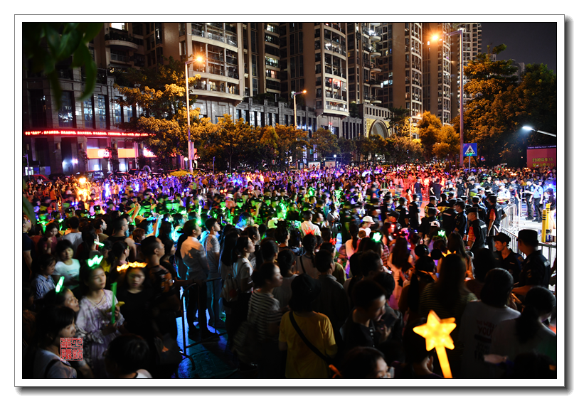 原创tfboys六周年演唱会在深圳市举行现场人山人海